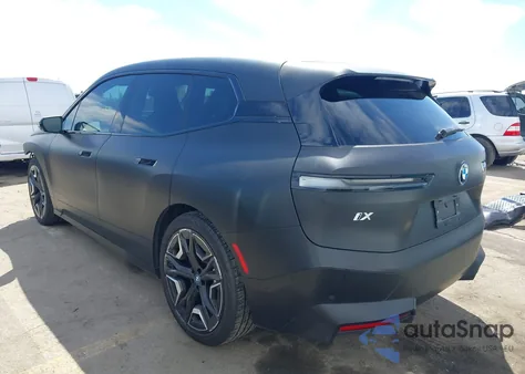 2022 BMW Ix xDrive50 z USA, uszkodzony, nr VIN WB523CF00NCK55340